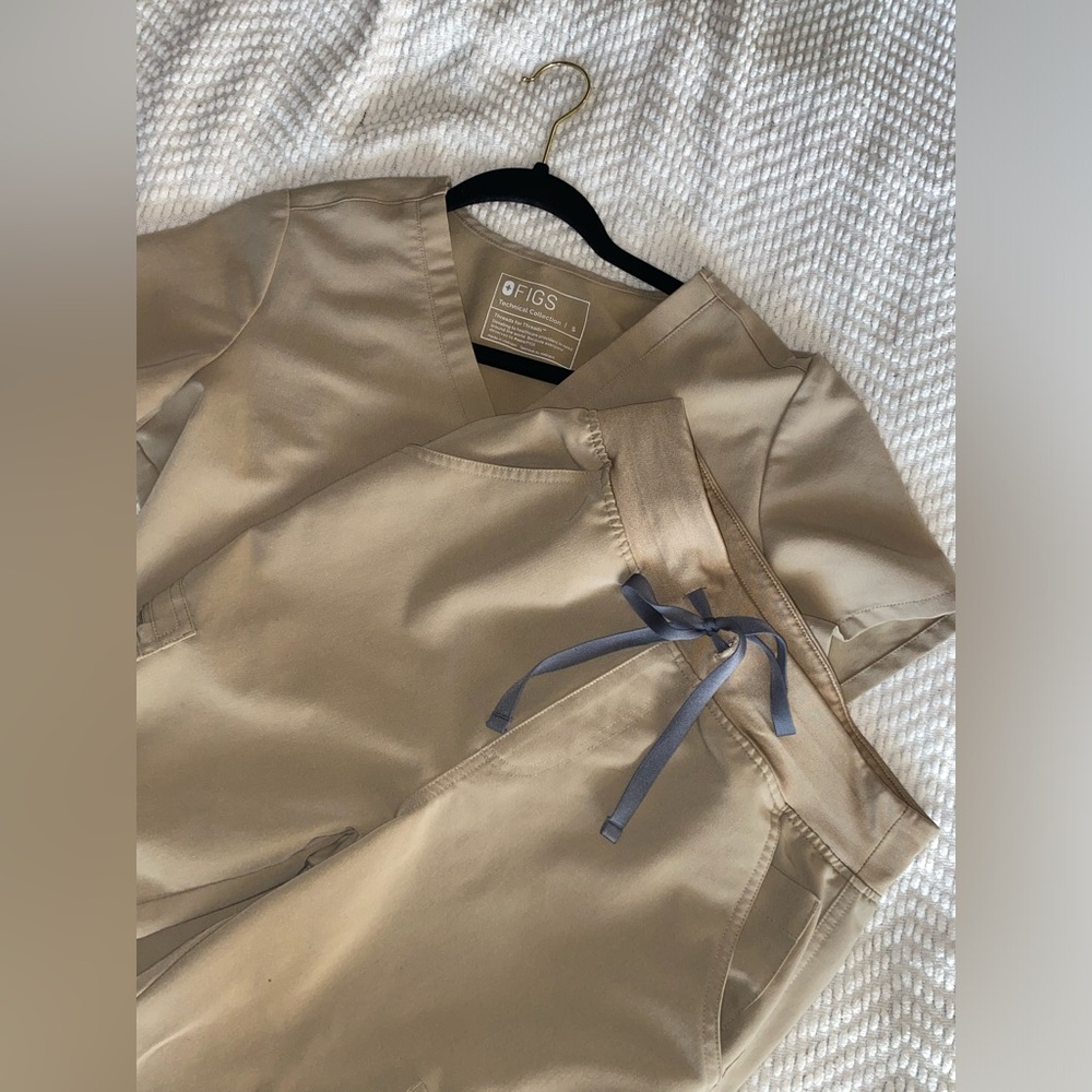 Figs scrub set in tan